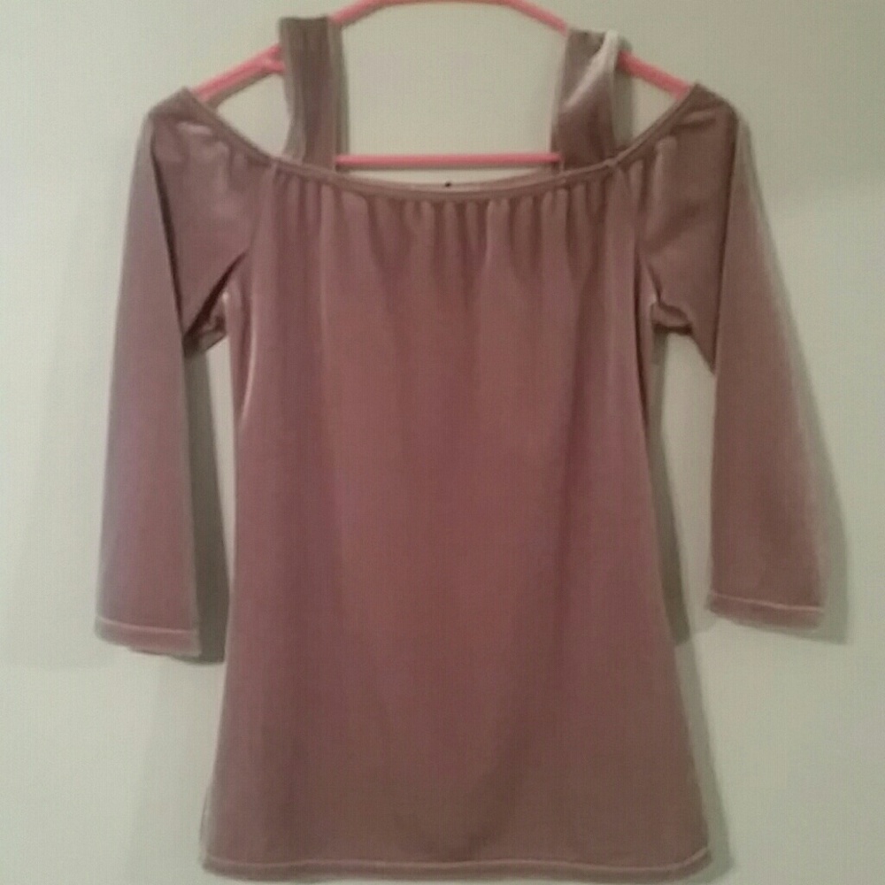 Cold shoulder top🍁